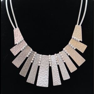 HAMMERED SILVER METAL NECKLACE WITH RHINESTONES